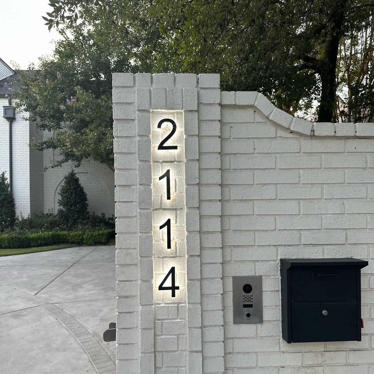 Lighted Contact Modern House Front Yard Landscaping
